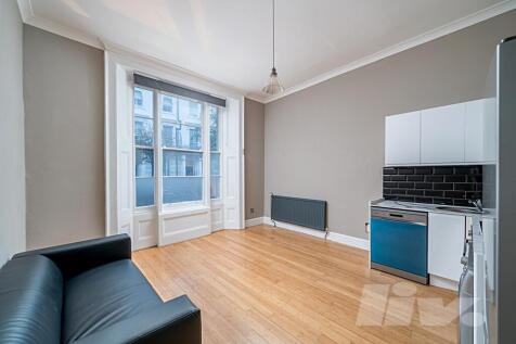 This recently refurbished one bedroom apartment is set on the raised ground floor of tihis attractive stucco fronted period building. Boasting a spacious bedroom, open plan reception room with newly f