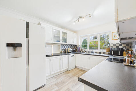 CAM01354G0-PR0611-STILL012