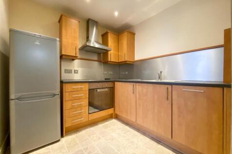 Recently refurbished and redecorated apartment on the fourth floor of this popular and conveniently located mill conversion in the heart of the Northern Quarter. The property briefly comprises: spacio