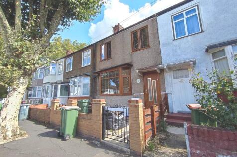 Available from the 3rd August - Well presented three bedroom property in excellent condition, offered part furnished. Boasting a spacious layout and a generous private garden, it`s ideally located clo