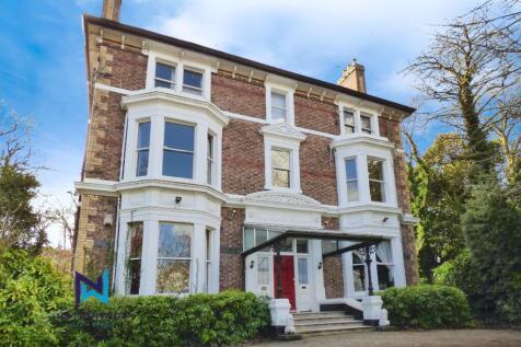 Recently refurbished one bedroom apartment in a sought after location on Aigburth Drive, offering spacious accommodation, communal gardens, parking and free laundry facilities. Ideally situated near S
