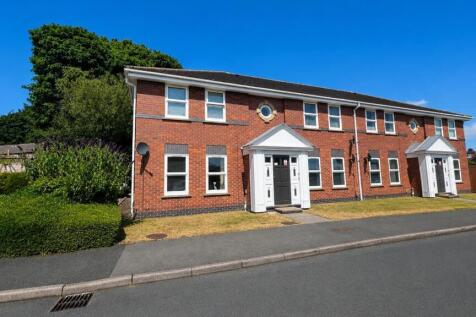 We are delighted to offer this well-presented two-bedroom ground floor apartment, ideally located in a highly sought-after area with excellent transport links. The property features a bright lounge, f