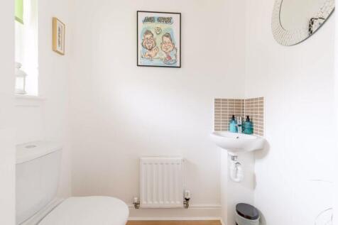 4 bed, 2 bath Detached in Leeds - Photo 10