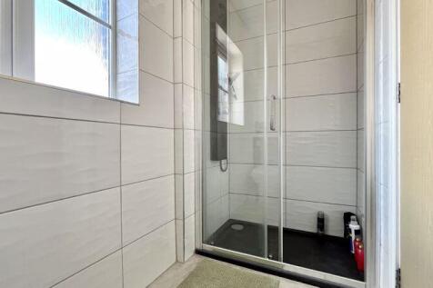 En Suite to Bedroom 1