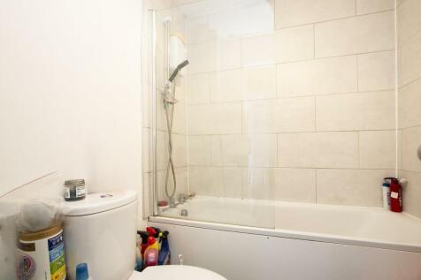 39 Fairfield Close, Mitcham, CR4 3RE bathroom.jpg
