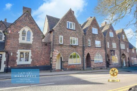 Mature Four Bedroom Town House with Captivating O