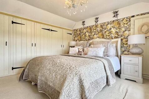 Master Bedroom b.jpg