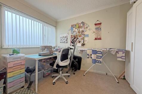 Cockington Walk 14 - Bed 2.jpg