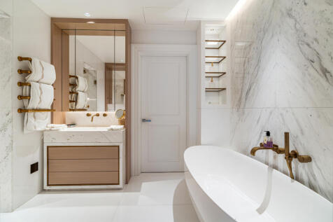 7 bed, 7 bath House in London - Photo 19