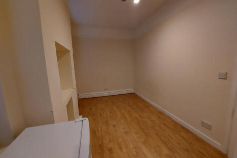 A well presented self-contained studio flat in the heart of Palmers Green.Comprising open plan kitchen with living area and private shower room. The rent is inclusive of council tax and water rates an