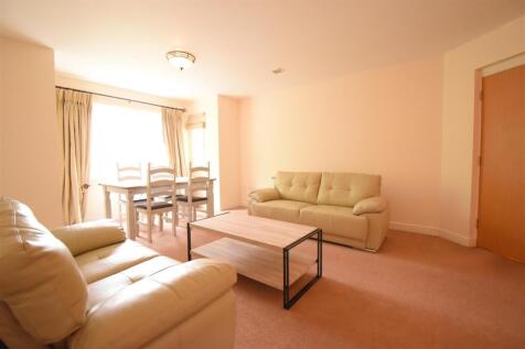 A Two bedroom furnished second floor apartment in Selly Park Hallway, Lounge, Kitchen with Fridge and Freezer, washing machine/dryer, oven and hob. Master Bedroom with En-Suite, Bedroom 2, Family bath