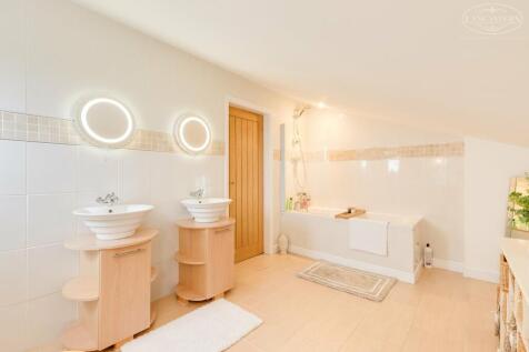 Master bedroom en suite