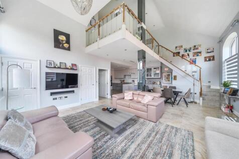 Living Room/Open Plan Kitchen/Diner: