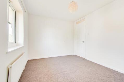 TopMove Estate Agents presents this two-bedroom flat which offers an excellent opportunity for comfortable and convenient living. The property includes two impressively large rooms, with a separate ki