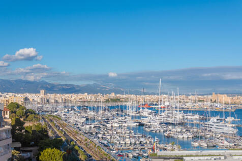 Stylish Apartment with Sea Views on Paseo Marítimo