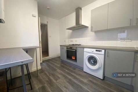 3/4 BEDROOM UNFURNIHSED HOUSE IN GREENBANK - AVAILABLE FROM 25th AUGUST This lovely 3/4 bedroom terrace house is conveniently located close to bus routes, railway station and shops and restaurant... *