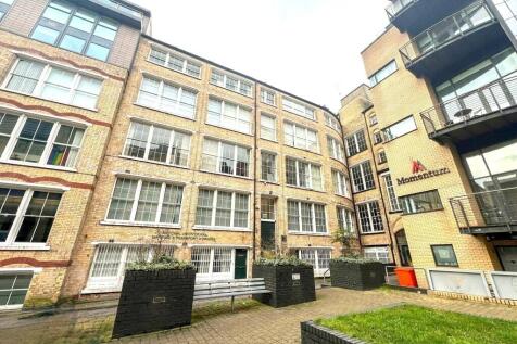 Peter Anthony are pleased to offer TO LET this beautiful studio apartment in The City Centre of Liverpool. Situated on the upper floor of the building and boasting an open plan living/kitchen area wit