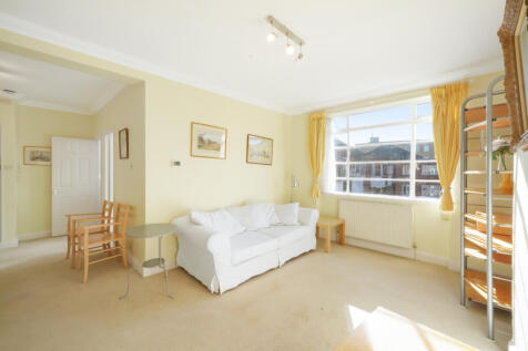 A light and bright apartment with access to a communal garden located just around the corner from St John's Wood High Street and Regent's Park.