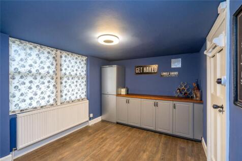 6 bed, 4 bath End of Terrace in Glasgow - Photo 10