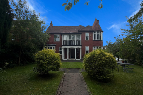 **AVAILABLE NOW** Recently refurbished throughout, this well-presented one-bedroom flat is located on Wellington Road North, offering excellent access to local amenities, transport links, and the popu