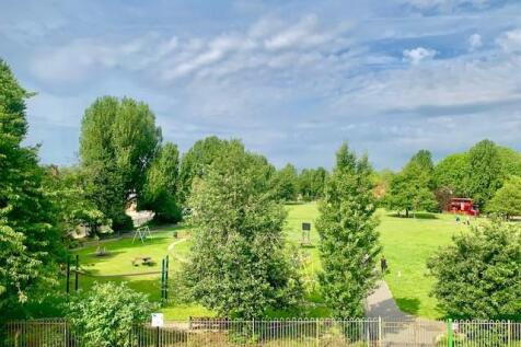 This newly refurbished one double bedroom flat with spacious and very bright rooms is available immediately. The flat is located on the second floor in this smart and imposing modern block, with sweep