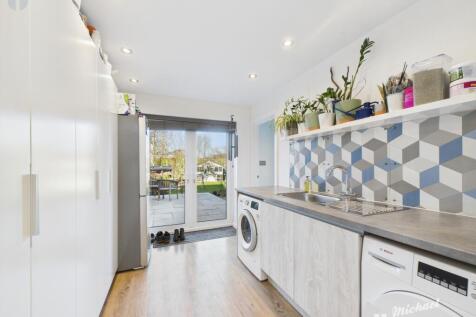 CAM03218G0-PR0553-STILL014