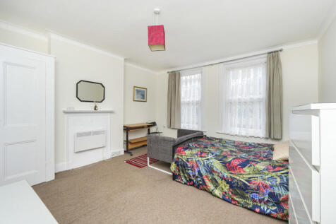 Bed & Sitting Area