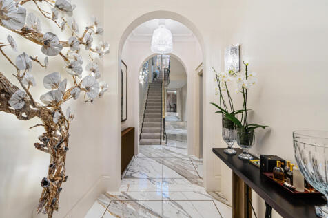 7 bed, 7 bath House in London - Photo 2