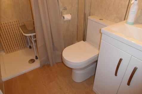 EN-SUITE SHOWER ROOM