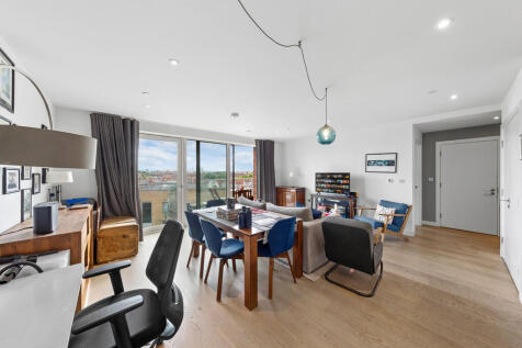 A beautifully presented one bedroom apartment situated on the sixth floor of the highly sought after Blackwood Apartments, part of the award winning Trafalgar Place development in the heart of Elephan