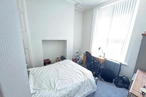 Flat 2, 27 Victoria Road Bedroom (2).jpeg