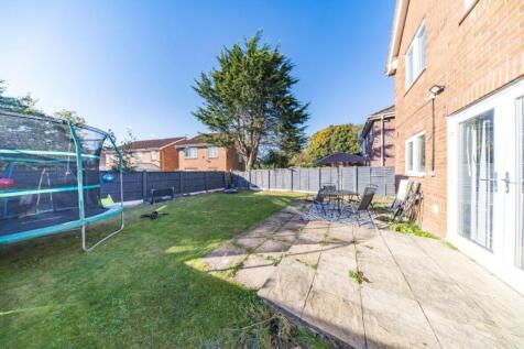 3 Deanwood Close garden.jpg