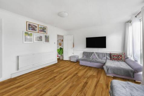 PERFECT FOR SHARERS - A well presented three double bedroom apartment providing over 850sq.ft of living space and a separate kitchen. Situated on Aintree Street in the desirable Munster village, close
