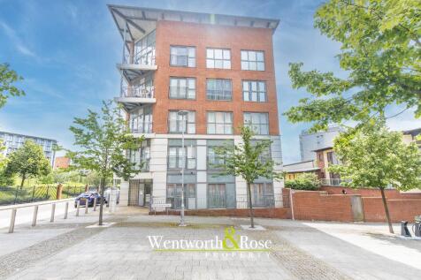 A spacious and well presented one bedroom apartment in the well regarded and conveniently located Park Central development. This particular apartment is located on Chatsworth Way right next to the bea