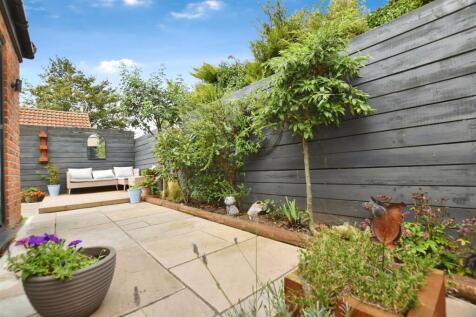 83691f27-garden 20long.JPG