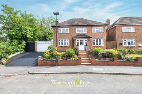 Occupying a desirable corner position within a quiet cul-de-sac in the popular Kings Norton area, this spacious detached family home offers generous and versatile accommodation arranged across two flo