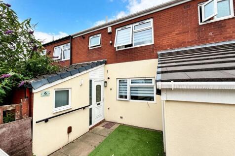 Switch Properties are delighted to present this beautifully renovated three-bedroom family home in the popular LS10 area of Leeds. Finished to an exceptional standard throughout, the property offers a