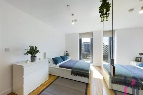 Fully Furnished Apartments
* Situated in the heart of MediaCityUK
* Onsite residents gym
* Onsite cinema room
* Co-working spaces
* Tenant loyalty card exclusive
* Secure entry system