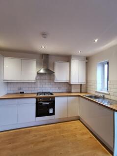 ++STUDENTS++ Modern 4 bedroom apartment in great location, just off Wilmslow Road, opposite the park and the new Aldi soon to be built. Car park (1st come basis), CCTV. Available July 2026!