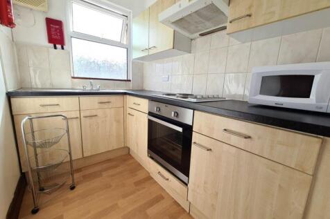 Living Space are pleased to offer this lovely one bedroom first floor flat within a Victorian conversion situated in a fantastic location just off Turnpike Lane and within minutes from the tube. The p