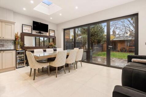 4 bed, 3 bath Semi-Detached in london - Photo 13