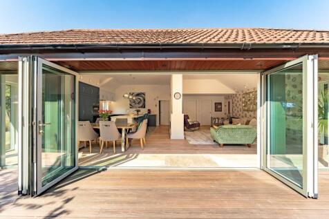 6 bed, 5 bath Detached in Bristol - Photo 4