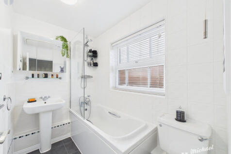 CAM03218G0-PR0834-STILL004