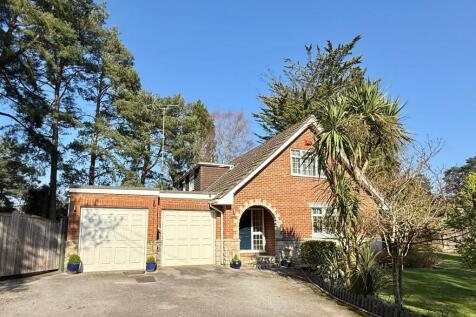 4/5 bed detached chalet home