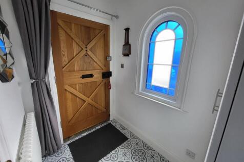 SMALL ENTRANCE LOBBY