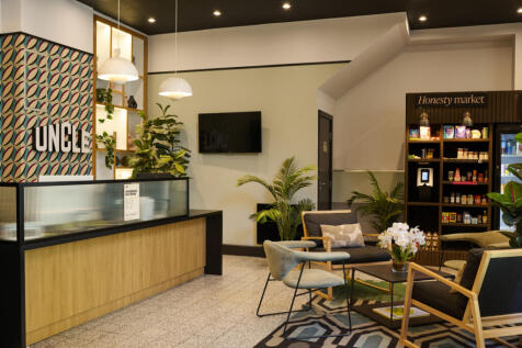 Flat in SW8 2PX