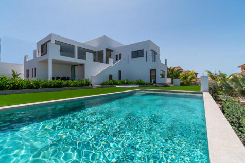 Magnificent contemporary villa with a heated pool and tropical garden in Playa Paraíso