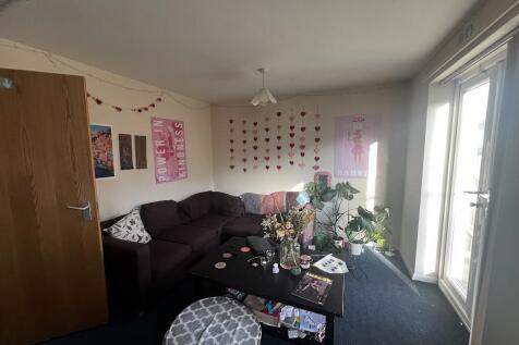 6 Bedroom semi-detached house - HMO