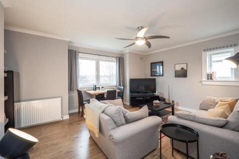Well presented 2 bed apartment in prime location close to all amenities, city centre and transport links. 2 large double bedrooms, modern fitted bathroom, stylish kitchen, spacious dual-aspect living