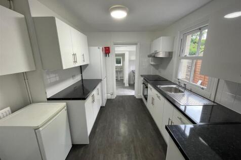 109-KITCHEN.jpeg